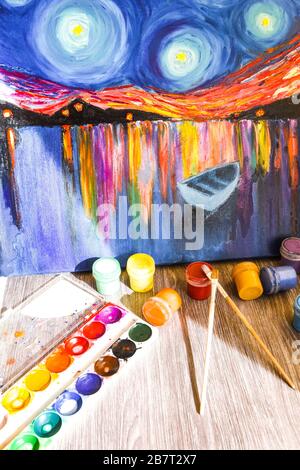 La tempera peint sur la table dans un atelier, la mise au point sélective, le jeu de peintures aquarelles, les brosses pour la peinture et la palette Banque D'Images