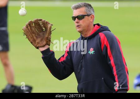 Ashley Giles, entraîneur-chef du Lancashire Lightning, attend le début du jeu Banque D'Images