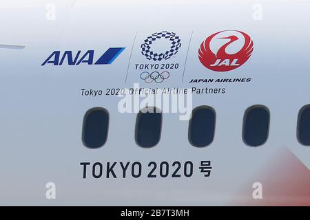 Relais de la flamme olympique Tokyo 2020 - cérémonie de départ de l'avion de transport spécial de la torche 'TOKYO 2020' à l'aéroport Haneda, Tokyo, Japon, le 18 mars 2020. Crédit: YUTAKA/AFLO SPORT/Alay Live News Banque D'Images