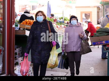 Les gens, avec masques pour la protection de COVID-19, font du shopping de légumes et de fruits sur le marché à Sofia, Bulgarie – 17 mars 2020. Banque D'Images