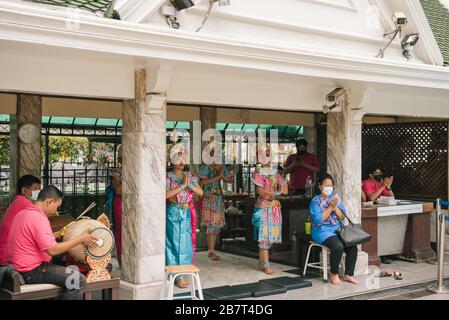 Sanctuaire d'Erawan, Bangkok, Thaïlande. Normalement occupé avec les touristes mais très calme à cause du Coronavirus, Covid-19. Banque D'Images