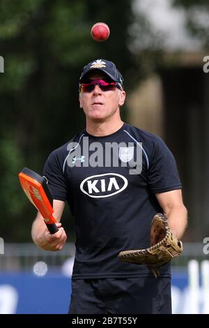 Surrey CCC Directeur du cricket Alec Stewart jongle avec le ballon pendant l'échauffement Banque D'Images