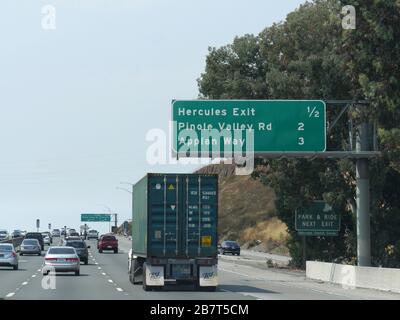 San Francisco, Californie-juillet 2018: Panneaux de signalisation routière avec sorties vers différentes destinations, avec des voitures sur la route en dehors de San Fran Banque D'Images