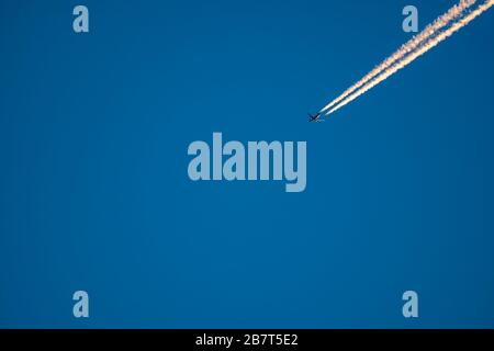 Le jet plane Trail traverse le ciel de haut à droite en bas à gauche Banque D'Images
