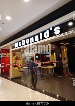 Vider le supermarché McDonald's Inside Tesco à Tanjung Totong, Penang, Malaisie, le 18 mars 2020. La cour alimentaire et les restaurants sont ouverts à emporter seulement pour empêcher la propagation du coronavirus. Les gens se sont enfermés dans les supermarchés pour stocker de la nourriture et d'autres produits de première nécessité quotidiens après que la Malaisie ait annoncé une restriction de voyage de 2 semaines à partir du 18 mars. Le premier cas positif de coronavirus a été signalé à Penang plus tôt ce mois-ci. (Photo par AFLO) Banque D'Images