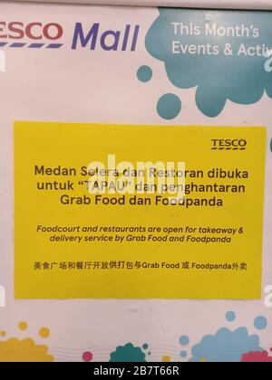 Restaurants vides dans le supermarché Tesco à Tanjung Totong, Penang, Malaisie, le 18 mars 2020. La cour alimentaire et les restaurants sont ouverts à emporter et à la livraison seulement pour empêcher la propagation du coronavirus. Les gens se sont enfermés dans les supermarchés pour stocker de la nourriture et d'autres produits de première nécessité quotidiens après que la Malaisie ait annoncé une restriction de voyage de 2 semaines à partir du 18 mars. Le premier cas positif de coronavirus a été signalé à Penang plus tôt ce mois-ci. (Photo par AFLO) Banque D'Images