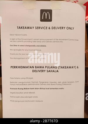 Restaurants vides dans le supermarché Tesco à Tanjung Totong, Penang, Malaisie, le 18 mars 2020. La cour alimentaire et les restaurants sont ouverts à emporter seulement pour empêcher la propagation du coronavirus. McDonald's a mis un panneau indiquant que la zone de restauration n'est pas disponible. Les gens se sont enfermés dans les supermarchés pour stocker de la nourriture et d'autres produits de première nécessité quotidiens après que la Malaisie ait annoncé une restriction de voyage de 2 semaines à partir du 18 mars. Le premier cas positif de coronavirus a été signalé à Penang plus tôt ce mois-ci. (Photo par AFLO) Banque D'Images