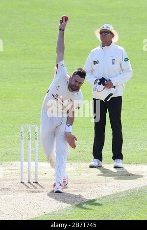 James Anderson dans l'action de bowling pour Lancashire pendant le CCC d'Essex contre Lancashire CCC, deuxième jour Banque D'Images