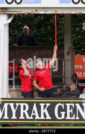 Ashley Giles, entraîneur-chef du Lancashire, tente de récupérer le ballon du gouttière avec un long bâton pendant le CCC d'Essex contre le CCC du Lancashire, troisième jour Banque D'Images