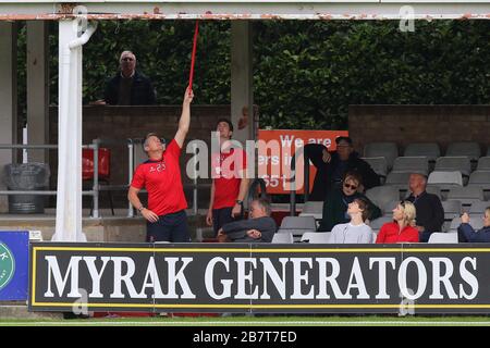 Ashley Giles, entraîneur-chef du Lancashire, tente de récupérer le ballon du gouttière avec un long bâton pendant le CCC d'Essex contre le CCC du Lancashire, troisième jour Banque D'Images