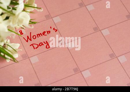 Inscription Happy Women's Day dans le calendrier rose Banque D'Images