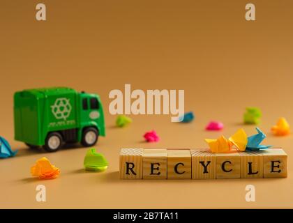 réduire, réutiliser, recycler les mots pliés à partir de lettres sur des cubes en bois 3 Banque D'Images