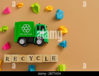 réduire, réutiliser, recycler les mots pliés à partir de lettres sur des cubes en bois 7 Banque D'Images