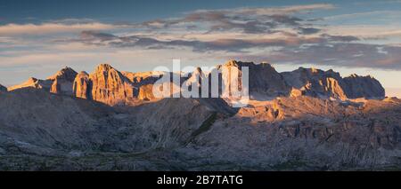 Lumière du soleil à l'aube sur les groupes de montagne Puez et Sella. Les Dolomites du Trentin-Haut-Adige. Alpes italiennes. Europe. Banque D'Images