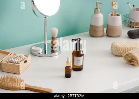 Différents types d'hygiène et de produits cosmétiques près du mur turquoise dans la salle de bains, concept zéro déchet Banque D'Images