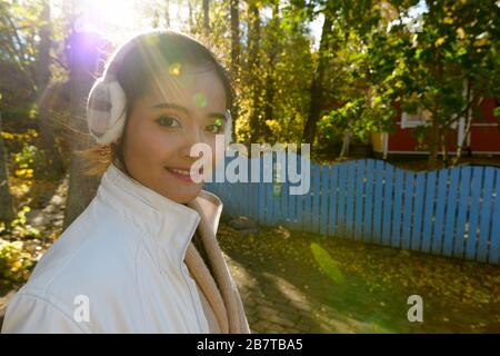 Portrait de heureuse jeune belle femme asiatique souriante dans la forêt Banque D'Images