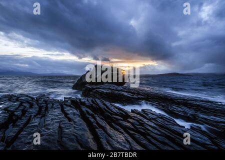 Coucher de soleil spectaculaire sur Elgol en Ecosse qui est un petit village sur les rives du Loch Scavaig dans le sud de Skye près de la fin de la péninsule de Strathaird. Banque D'Images