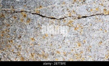 surface du marbre avec teinte brune. Détails de la texture de la pierre de sable, gros plan de la surface rocheuse avec une vignette au couvercle et un point lumineux au centre Banque D'Images