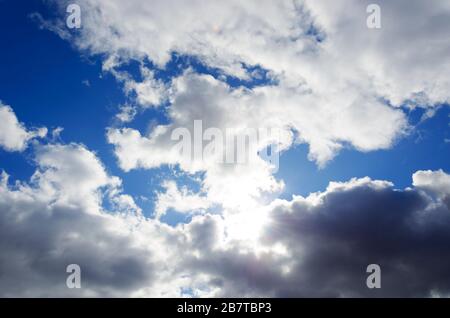 le soleil couchant à travers les nuages Banque D'Images