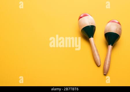 Vue de dessus des maracas en bois sur fond jaune Banque D'Images