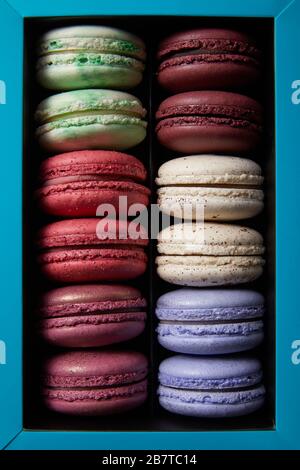 vue de dessus de délicieux macarons français colorés assortis dans une boîte Banque D'Images