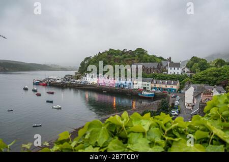 Magnifique panorama de Portree en journée de pluie, île de Skye Banque D'Images