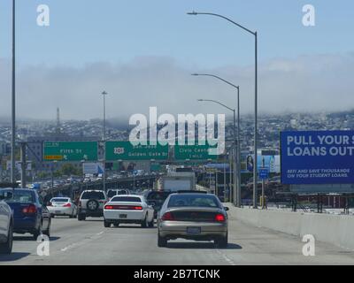 San Francisco, Californie-juillet 2018 : gros plan des véhicules qui approchent de San Francisco, avec des panneaux directionnels vers différentes destinations. Banque D'Images