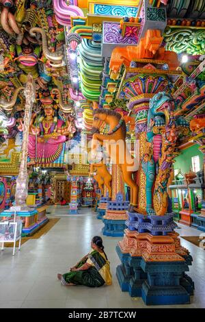 Trincomalee, Sri Lanka - Février 2020: Femme priant dans le temple hindou de Kali Kovil le 16 février 2020 à Trincomalee, Sri Lanka. Banque D'Images