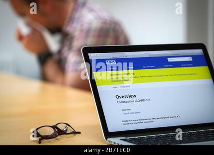 Site Web du NHS site Web Coronavirus Covid 19 offrant des conseils pendant l'auto-isolation Banque D'Images