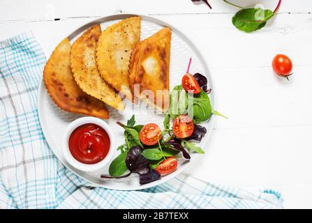 Cuisine ouzbek orientale Tatar, cheburek avec viande et fromage suluguni. Plat traditionnel de Tatars turcs et de Crimée. Vue de dessus Banque D'Images