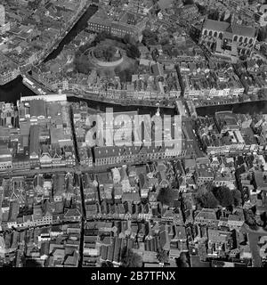 Leiden, Hollande, du 07 au 1976: Photo aérienne historique noir et blanc du centre de Leiden avec l'église de Burcht, mairie et Pieters Banque D'Images