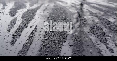 Gouttes de pluie sur le verre et le métal, la condensation chute l'arrière-plan abstrait et la texture. Banque D'Images