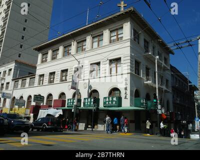 San Francisco, Californie-juillet 2018 : vue sur la rue avec des gens sur les bords du quartier chinois de San Francisco. Banque D'Images