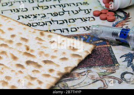 JÉRUSALEM, ISRAËL / 17 MARS 2020: Un Seder de Pâque à l'ombre de la pandémie COVID-19. Matza et la médecine sur la table. Banque D'Images