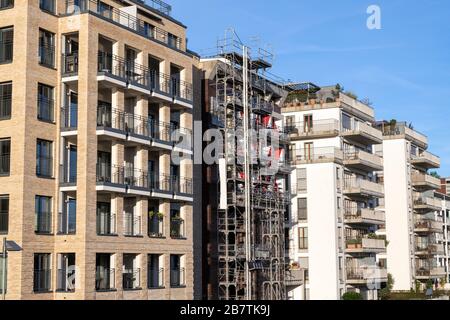 Immeubles d'appartements modernes vus à Francfort, en Allemagne, dont l'un est encore en construction Banque D'Images