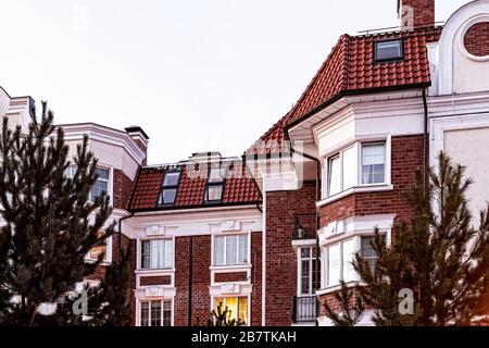 Nouvelle maison d'appartement, détails extérieurs d'un condominium de plusieurs étages de taille moyenne avec une cour verte, le concept de propriété de maison, une zone amicale Banque D'Images
