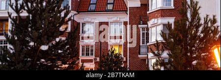 Nouvelle maison d'appartement, détails extérieurs d'un condominium de plusieurs étages de taille moyenne avec une cour verte, le concept de propriété de maison, une zone amicale Banque D'Images