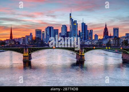 Le quartier financier de Francfort en Allemagne et le Main River après le coucher du soleil Banque D'Images