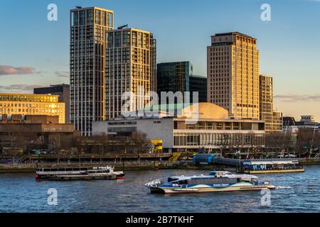 Un bus Thames Clipper River passe devant la Royal Festival Hall et Southbank place Development sur la rive sud de Londres. Banque D'Images
