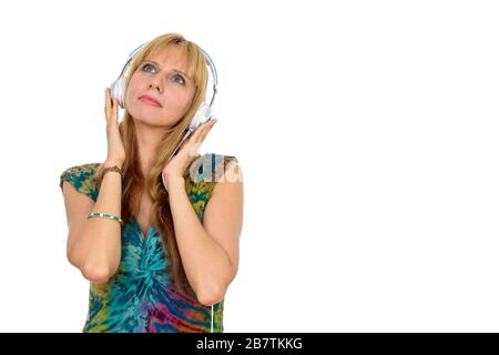Portrait de belle femme blonde pensant et écoutant de la musique Banque D'Images