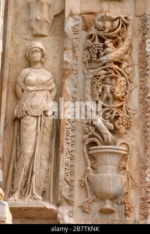 Détail sculptural sur le devant de l'Arche de Triumphal de l'ancien empereur romain Septimius Severus, au carrefour de Cardo et Decumanus, site classé au patrimoine de l'UNESCO de Leptis Magna, Libye, octobre 2007. Banque D'Images