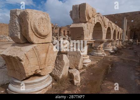 Les vestiges de l'ancien Forum romain de Severan, un lieu de rencontre central datant du début du 3ème siècle après Jésus-Christ et dédié à l'empereur Sptimus Severus, site classé au patrimoine de l'UNESCO de Leptis Magna, Libye, octobre 2007. Banque D'Images