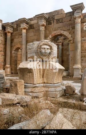 Les vestiges de l'ancien Forum romain de Severan, un lieu de rencontre central datant du début du 3ème siècle après Jésus-Christ et dédié à l'empereur Sptimus Severus, site classé au patrimoine de l'UNESCO de Leptis Magna, Libye, octobre 2007. Banque D'Images