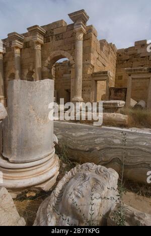 Les vestiges de l'ancien Forum romain de Severan, un lieu de rencontre central datant du début du 3ème siècle après Jésus-Christ et dédié à l'empereur Sptimus Severus, site classé au patrimoine de l'UNESCO de Leptis Magna, Libye, octobre 2007. Banque D'Images