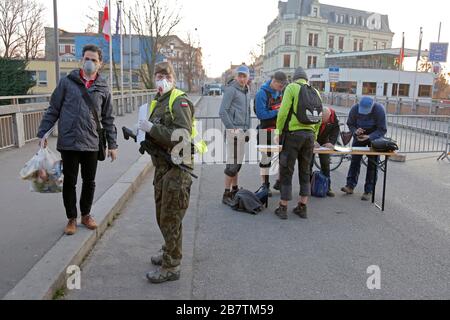 Les contrôles sanitaires au poste-frontière de Cesky Tesin-Cieszyn, en raison de préoccupations au sujet de la propagation du nouveau coronavirus. (CTK photo/Grzegorz Klatka) Banque D'Images