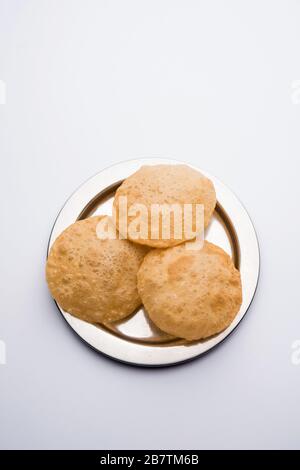 Pur Puri servi dans une assiette. C'est un pain indien frits à base de farine de blé entier, plat principal populaire ou recette de petit déjeuner Banque D'Images