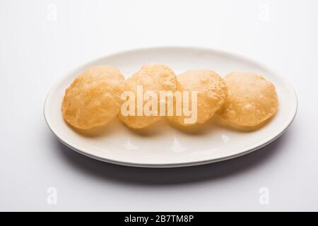 Pur Puri servi dans une assiette. C'est un pain indien frits à base de farine de blé entier, plat principal populaire ou recette de petit déjeuner Banque D'Images