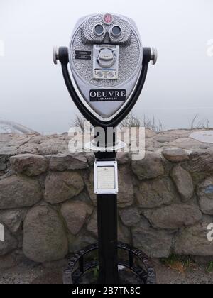 San Francisco, Californie-juillet 2018 : gros plan d'un télescope pour une vue plus rapprochée du pont du Golden Gate depuis Vista point. Banque D'Images