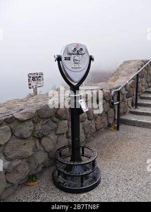 San Francisco, Californie-juillet 2018 : télescope pour une vue plus rapprochée du pont du Golden Gate depuis Vista point. Banque D'Images