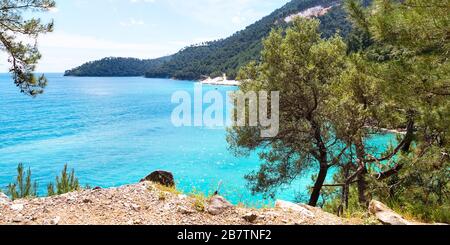 Vacances d'été fond panoramique avec baie d'eau de mer turquoise et pins, Grèce Banque D'Images